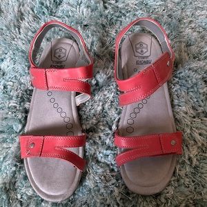 Khombu Solace sport sandals size 9